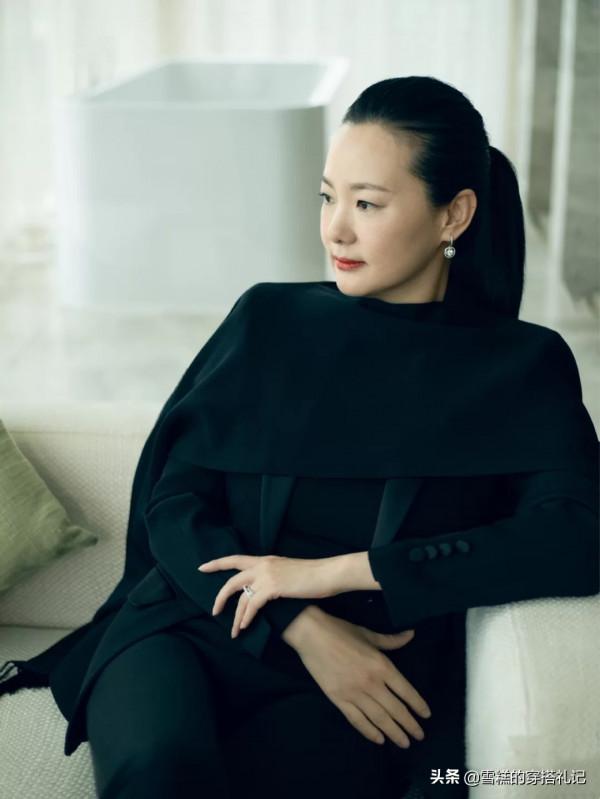 有肚子的女人別隻會“塞衣角”，學詠梅的顯瘦穿法，藏肉又時髦