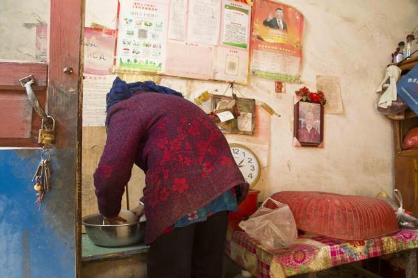 老人曾生下2個智殘女兒，花甲之年又喪夫，今獨留空屋為侄子守家