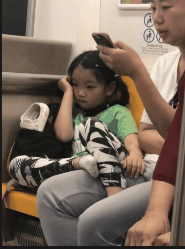 阿拉蕾：4歲賺錢養弟弟，在沒愛的環境帶淚成長，懂事得讓人心疼