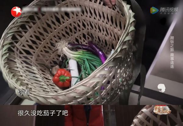 被惡搞喝油漆、明星在素人家訴苦，盤點綜藝裡讓人氣憤的6大場面