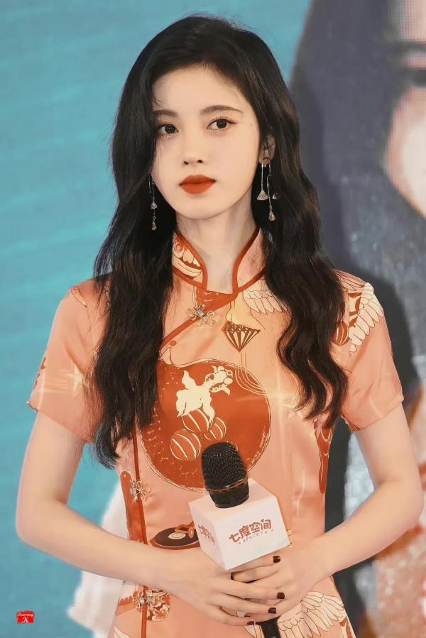 鞠婧禕長髮披肩氣質溫柔，身穿粉色旗袍就像從畫中的仙女一樣