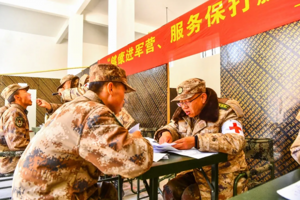 這名基層軍醫，我想說他了不起