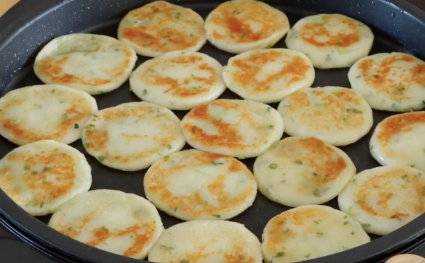 土豆居然這麼做，這餅絕了，好吃的不要不要的土豆粉們快來吧