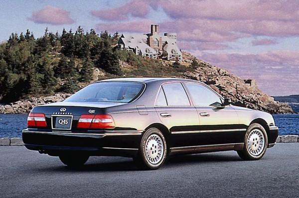 隨車附送摩托羅拉翻蓋手機，曾經的旗艦2000年第二代英菲尼迪Q45