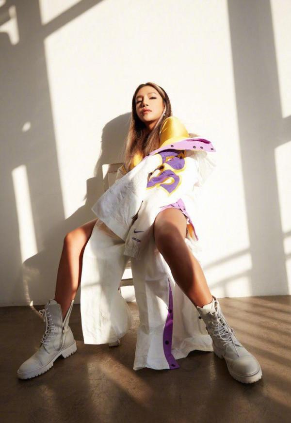 江映蓉真是自帶嘻哈感,熒光衛衣配線帽,還戴副耳機挺有個性的 江映蓉真是自帶嘻哈感,熒光衛衣配線帽,還戴副耳機挺有個性的