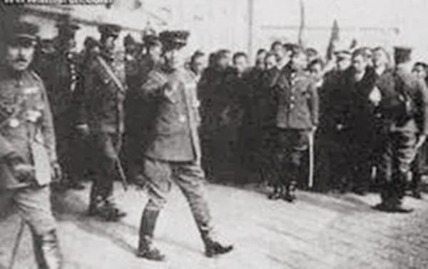 妻子被侮辱殺害後,他忍辱負重當漢奸,兩槍擊斃日軍中將報仇雪恨 妻子被侮辱殺害後,他忍辱負重當漢奸,兩槍擊斃日軍中將報仇雪恨