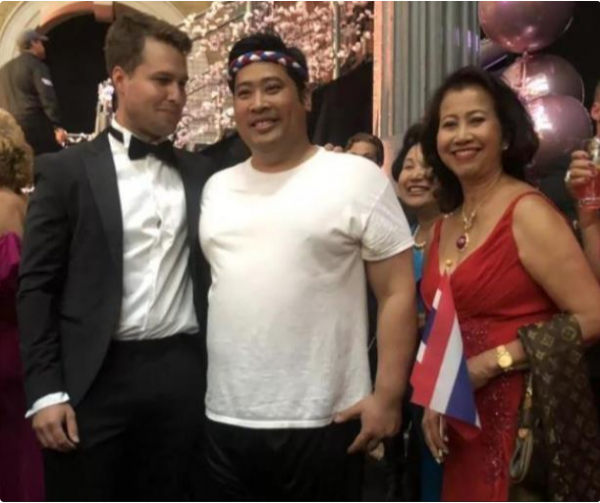 餘娃達近照，一身紫色套裝裙氣質高貴，五個子女中女兒思蕊梵像她