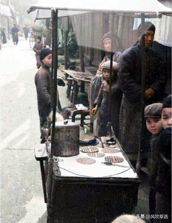 1938年的四川成都，街頭聳立炸彈模型，劉備之墓古意盎然