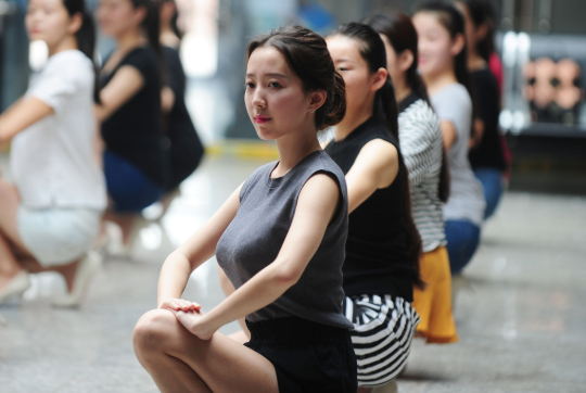 當代女大學生的流行趨勢,被男生吐槽好像奶奶,果然時尚是個圈? 當代女大學生的流行趨勢,被男生吐槽好像奶奶,果然時尚是個圈?