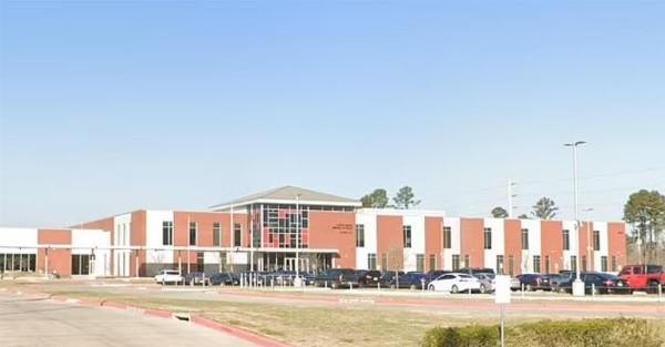 美國一中學教師摘下口罩，故意衝學生哈氣，還大喊“我不在乎”