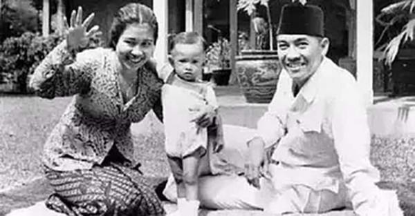58歲印尼總統看上19歲日本藝伎,3年後,將其娶回家當四房老婆 58歲印尼總統看上19歲日本藝伎,3年後,將其娶回家當四房老婆