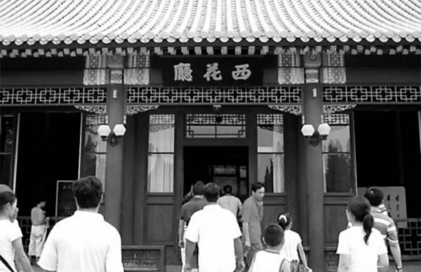 南海艦隊截獲一封情報，周恩來看後深吸一口氣，連忙給葉帥打電話