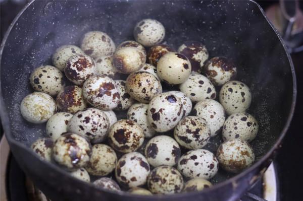 自制“鄉巴佬”鵪鶉蛋，電飯鍋滷一鍋很方便，家人愛吃，不用買了