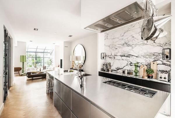 陽光房大院子，不鏽鋼與大理石，白牆配黑門窗，只羨主人不羨仙