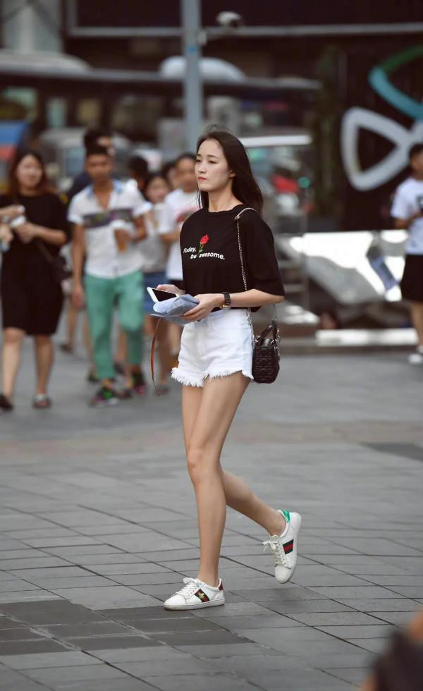 看街拍 學搭配：15組Dior 戴妃包穿搭示範 哪套最吸睛？