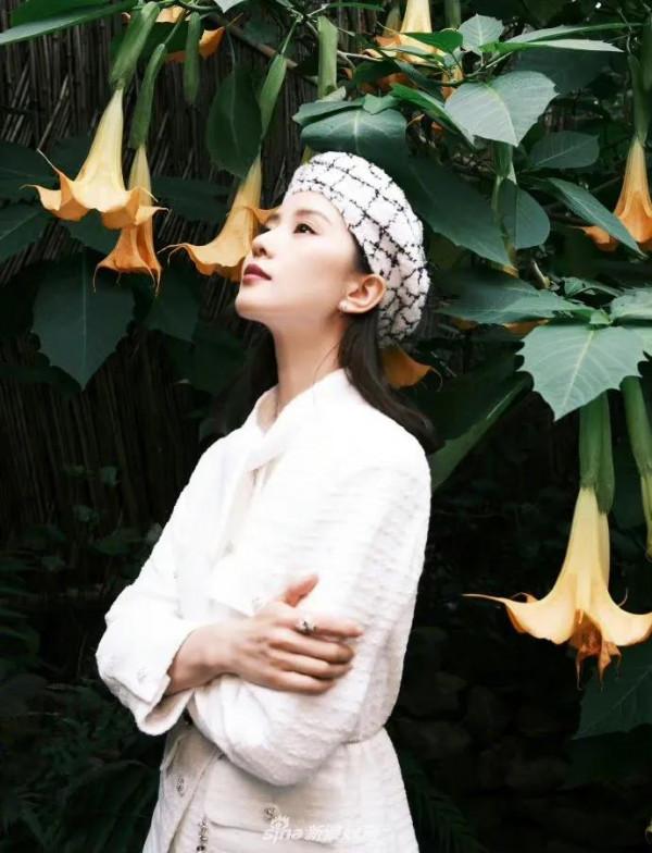 劉詩詩帶白色貝利帽，清新恬靜，髮絲輕挽，淺笑溫柔