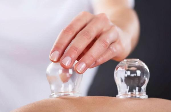 拔火罐時,後背吸出來的瘀血,真的是毒素嗎?醫生告訴你實話 拔火罐時,後背吸出來的瘀血,真的是毒素嗎?醫生告訴你實話