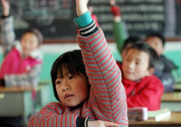 教育部嚴查&OpenCurlyDoubleQuote;寒假補課&rdquo;，兩名違規教師被抓現行，處理方式惹爭議