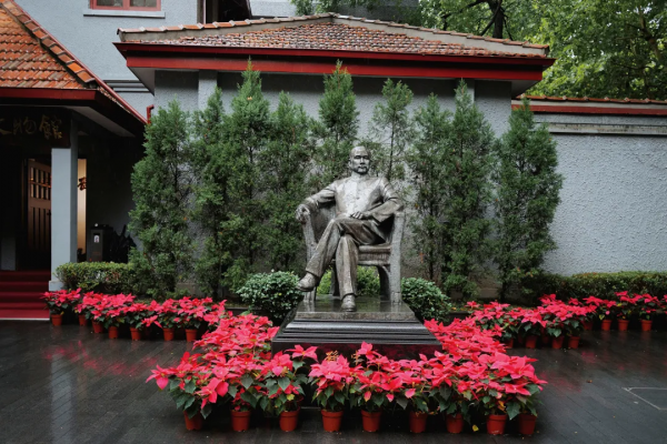 這輛“百年限定”的紅色巴士，今年特別值得坐上一坐