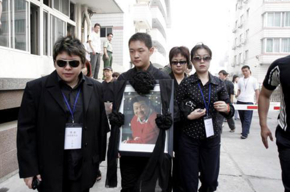 傅彪去世16年，那個要幫他養兒子的葛優，履行承諾了嗎？