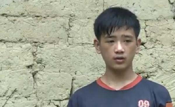 堅強孤兒韋仁龍:父母雙亡,靠挖野菜生活,父母墳前發誓好好學習 堅強孤兒韋仁龍:父母雙亡,靠挖野菜生活,父母墳前發誓好好學習