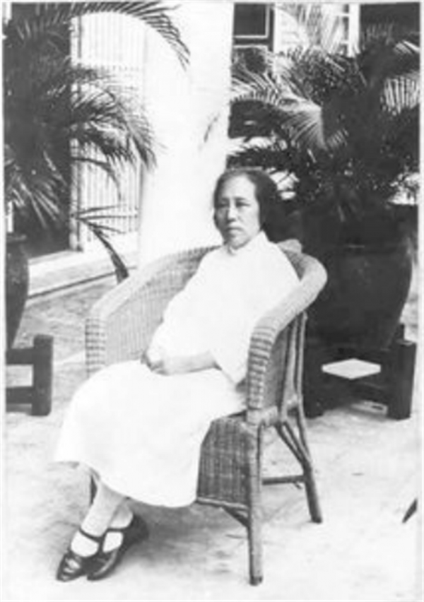 何香凝：寄舊裙給蔣介石，寫詩對他破口大罵，蔣大怒卻不敢報復