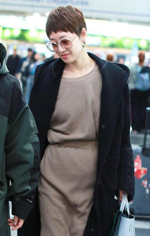 馬伊琍的時尚你懂嗎!穿大衣配套裙腿上還套條毛褲,保暖又洋氣 馬伊琍的時尚你懂嗎!穿大衣配套裙腿上還套條毛褲,保暖又洋氣