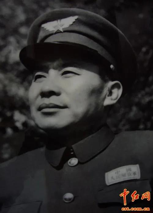 空軍副司令劉震在路途看到歹徒毆打群眾,他問:這是怎麼回事呢? 空軍副司令劉震在路途看到歹徒毆打群眾,他問:這是怎麼回事呢?