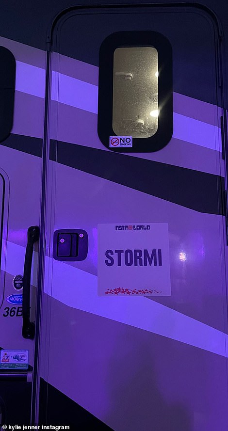 美頂流歌手演唱會煽動狂歡致8人被踩死!目擊者:他邊唱邊看人死 美頂流歌手演唱會煽動狂歡致8人被踩死!目擊者:他邊唱邊看人死