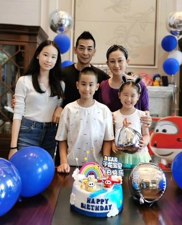 趙文卓女兒國外獨自慶生！曬美照清純動人，住宅華麗學費一年87萬