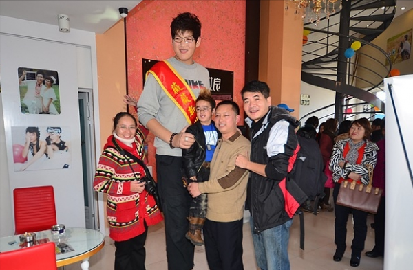 12年前,身高1.02米的徐國元,找了個白富美女朋友,後來怎麼樣了 12年前,身高1.02米的徐國元,找了個白富美女朋友,後來怎麼樣了