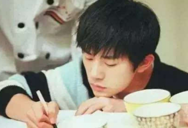 易烊千璽數學複習資料曝光，字跡得到粉絲證實，難怪藝考成績出眾