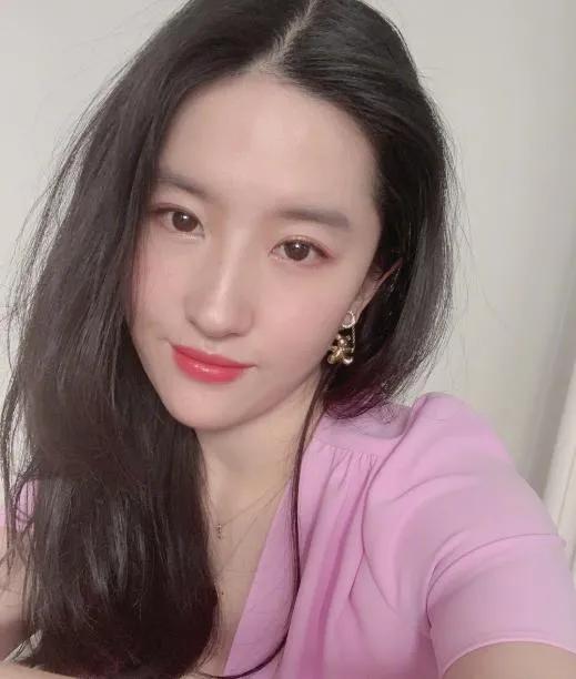 大愛亦菲，素顏照樣美翻了