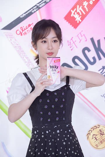 楊紫身穿襯衫配吊帶裙，看起來有點乖，好有“鄰家妹妹”的感覺