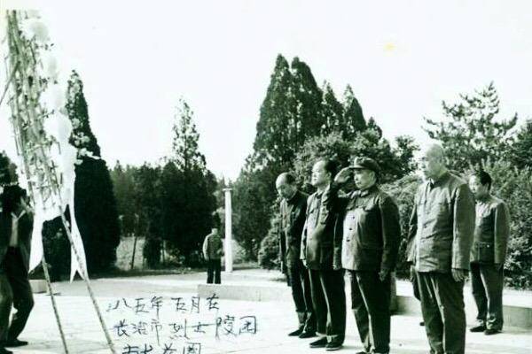 開國中將回家尋親，警衛員向一老乞丐問路，豈料此人正是將軍母親