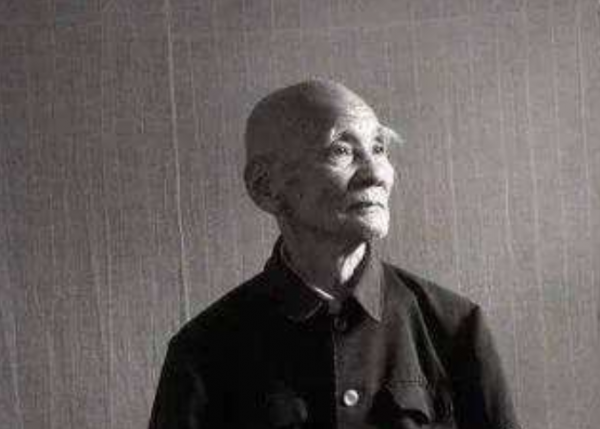 1946年，6千名解放軍被敵軍包圍，一地主站出來：我能幫你們突圍