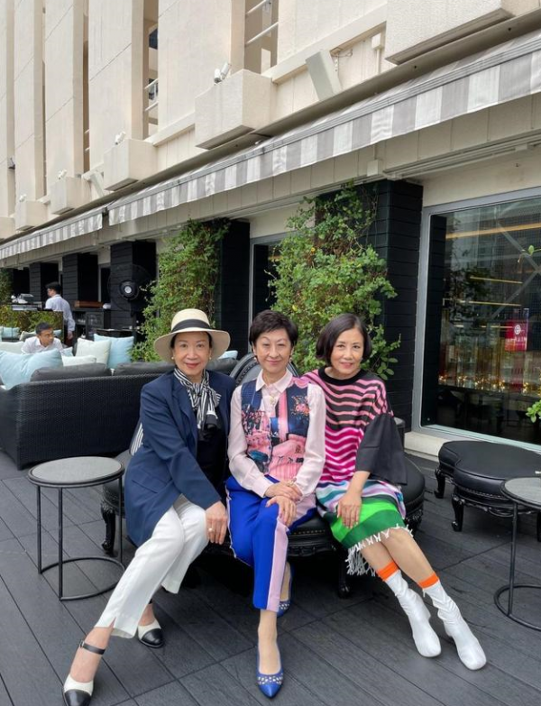 73歲汪明荃被誇“最潮奶奶”，用漁網拼接彩虹裙，比年輕人還敢穿