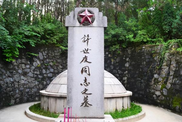 此少將曾為王近山說情，送許世友楠木棺材，給落難的鄧政委送香菸