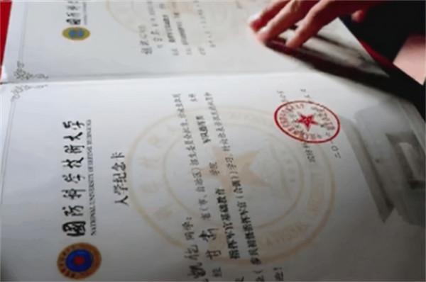 5年過去了,當年在工地上收到大學通知書的搬磚男孩,當上了軍官 5年過去了,當年在工地上收到大學通知書的搬磚男孩,當上了軍官