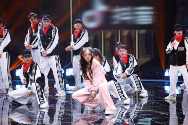 沈騰亮相《蒙面舞王》盛典之夜，容祖兒、黃聖依、贊多等全員揭面表演