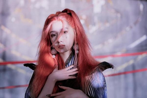 孟美岐的藍色服裝挺酷炫的,但妝容更獨特,有些人欣賞不來 孟美岐的藍色服裝挺酷炫的,但妝容更獨特,有些人欣賞不來