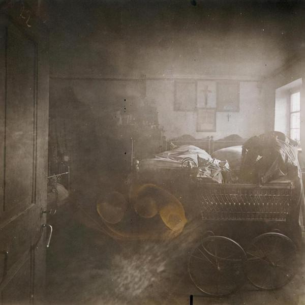 閣樓深夜傳出腳步聲,主人探查時空無一人,半年後全家六人被殺 閣樓深夜傳出腳步聲,主人探查時空無一人,半年後全家六人被殺