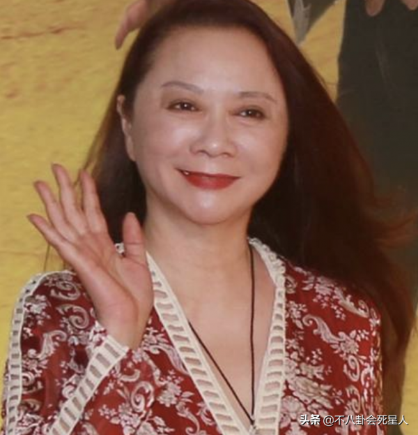 中年女星整容後遺症一堆！臉像鞋拔子，不敢做大表情，演戲沒法看