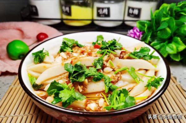 一碗麵粉2碗水，拌一拌放鍋裡一蒸，再澆上醬汁，柔軟勁道，真香