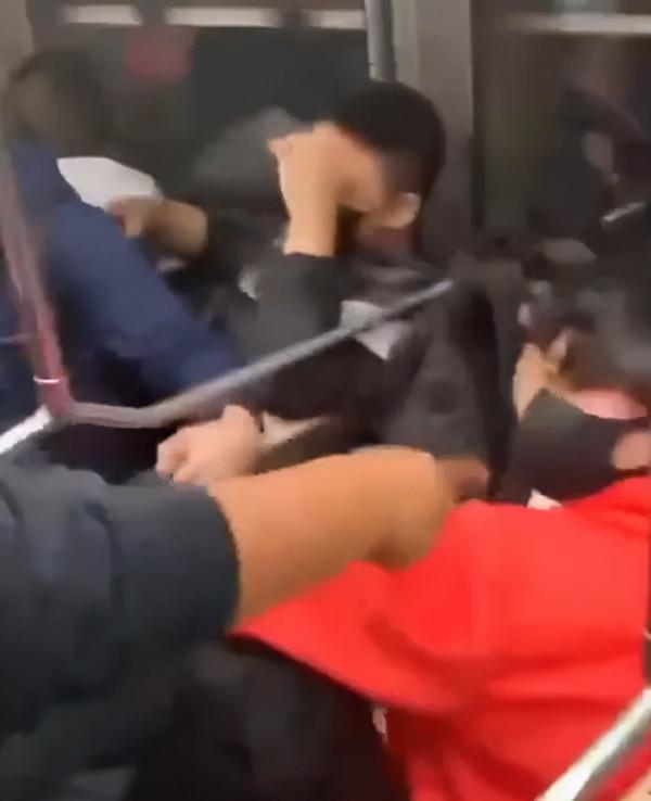 華裔女孩幫亞裔男生解圍，反遭非裔群毆！幾名男的抱頭躲避，現場無人幫忙