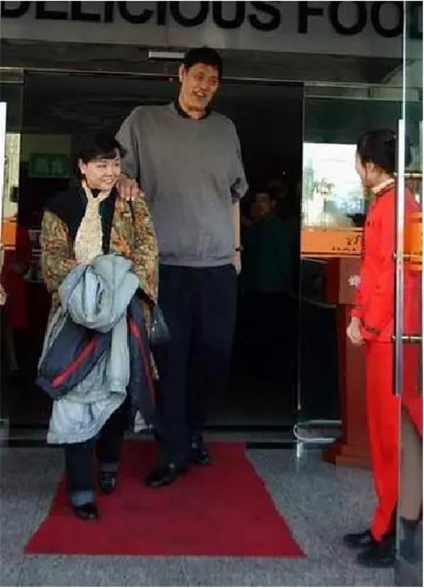 亞洲第一中鋒穆鐵柱墓地，墓誌銘述其一生，大郅鄭海霞淚別