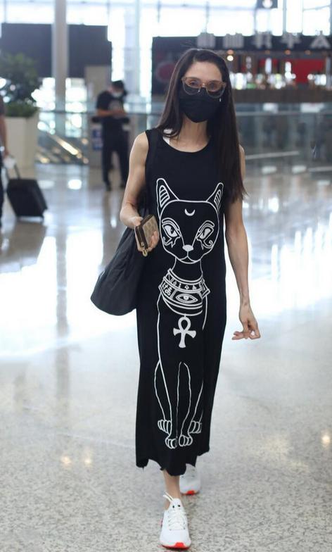 李若彤的身材和臉相差30歲,穿背心裙優雅時髦,從側面看更顯苗條 李若彤的身材和臉相差30歲,穿背心裙優雅時髦,從側面看更顯苗條