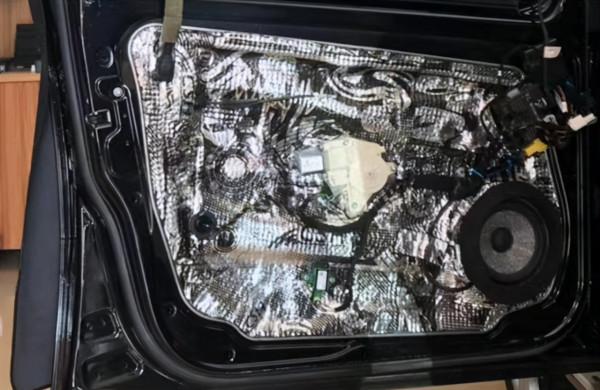 賓士GLK300音響改裝勁浪兩分頻,發燒改裝提升聽音快感 賓士GLK300音響改裝勁浪兩分頻,發燒改裝提升聽音快感