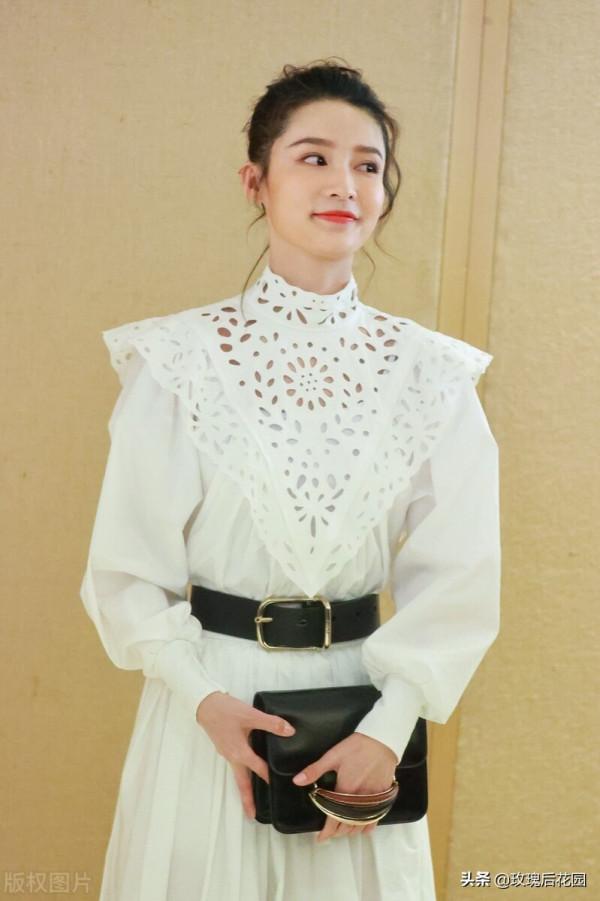 李沁身著白色高領刺繡襯衫搭配府綢長裙仙氣飄飄