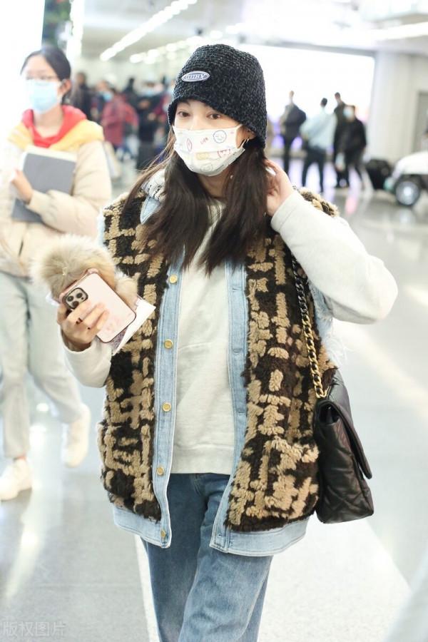 張雨綺穿毛茸馬甲搭配牛仔褲,戴毛線帽溫暖時髦 張雨綺穿毛茸馬甲搭配牛仔褲,戴毛線帽溫暖時髦